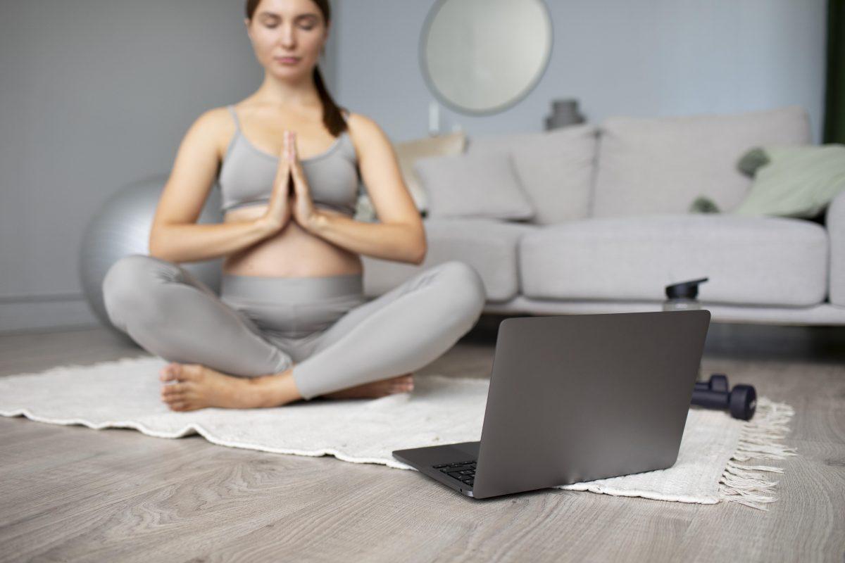 Online Geburtsvorbereitungskurse - Schwangere macht online Yoga