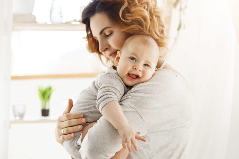 Körpernähe zum Baby – Eine magische Verbindung durch Bonding und Tragen